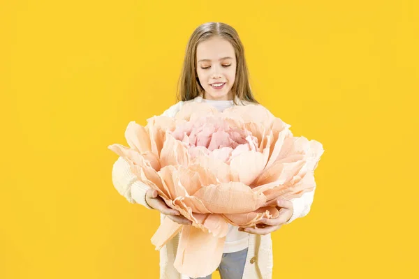 Chica Sosteniendo Una Enorme Flor Peonía Sus Manos Sobre Fondo —  Fotos de Stock