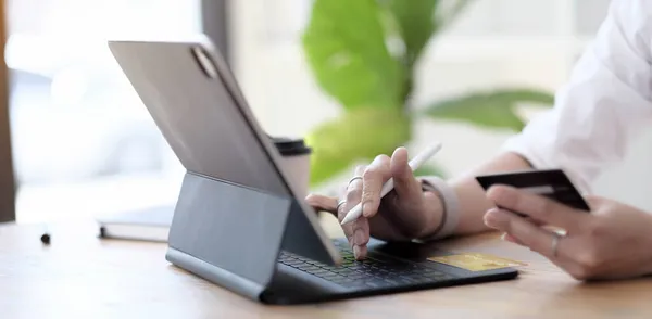 Çevrimiçi alışveriş için kredi kartı ve akıllı telefon bilgisayarı kullanarak kadın eli kapat
