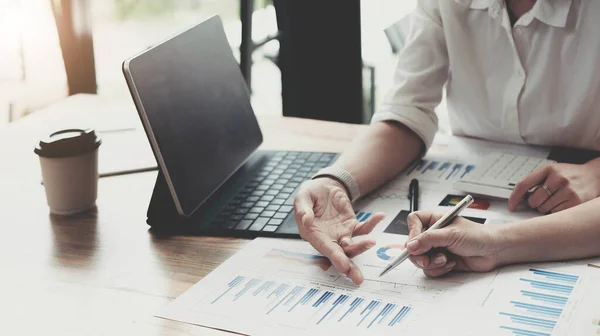 Twee Accountant Discussie Analyse Delen Van Berekeningen Begroting Van Het — Stockfoto