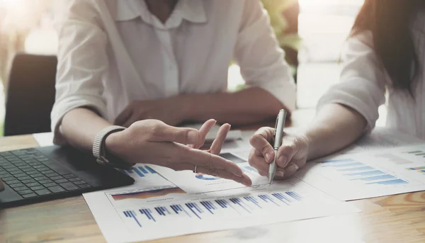 Ejecutivos Contadores Están Llevando Cabo Estados Financieros Empresa Discutiendo Juntos — Foto de Stock