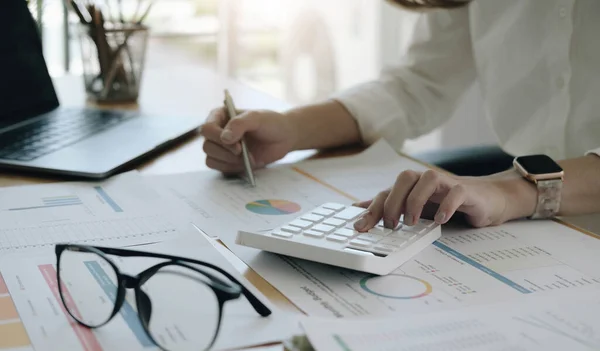 Hand Van Aziatische Vrouw Drukt Rekenmachine Informatie Voor Bereiden Voor — Stockfoto