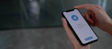 CHIANG MAI, THAILAND JUL 28 2021: Apple iPhone X ekranında telgraf uygulama simgesi. Telgraf uygulaması simgesi. Telegram bir çevrimiçi sosyal medya ağıdır. Sosyal medya app