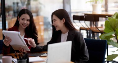 Çeşitli iş adamları dikkatle bir iş projesine odaklandılar. Konferans odasında birlikte çalışıyorlardı..