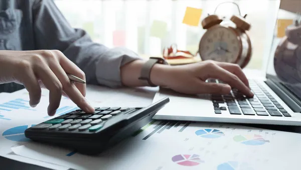 Zamknij Businesswoman Pomocą Kalkulatora Laptopa Kalkulacji Finansów Podatków Rachunkowości Statystyk — Zdjęcie stockowe