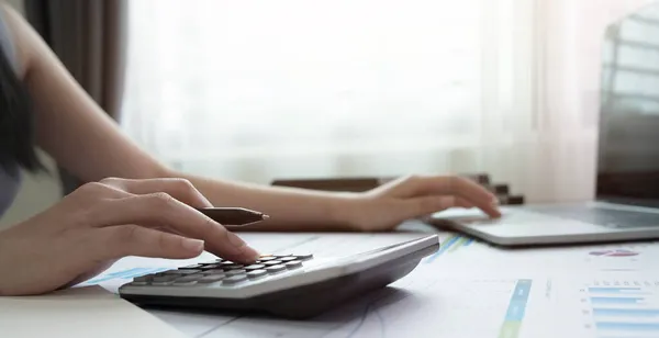 Kobieta Korzystająca Kalkulatora Kalkulacji Finansów Podatków Rachunkowości Statystyk Rezerw Analitycznych — Zdjęcie stockowe