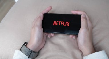 CHIANG MAI, THAILAND, 17 Kasım 2019: Apple iPhone X 'lerinde Netflix logosu olan akıllı telefonu tutan kadın. Netflix, dünya çapında bir dizi ve film sağlayıcısıdır.