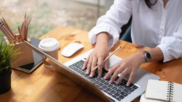 学生们手牵着手坐在桌子上 在数码平板电脑上交流笔记 女性在咖啡店使用平板电脑 商业融资概念 — 图库照片