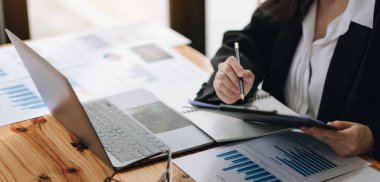 Finans işkadını şirketin kâr ve büyüme, piyasa araştırma raporları ve gelir istatistikleri, Finansal ve Muhasebe kavramı yaratma performansının grafiğini analiz ediyor