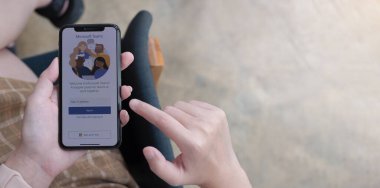 CHIANG MAI, THAILAND - 14 Kasım 2021: Ev çalışanlarından bir çalışma Microsoft sosyal platformunu indiriyor, evden izole bir şekilde çalışmaya hazır