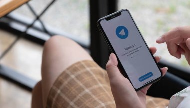 CHIANG MAI, THAILAND NOV 14 2021: Apple iPhone X ekranında telgraf uygulama simgesi. Telgraf uygulaması simgesi. Telegram bir çevrimiçi sosyal medya ağıdır. Sosyal medya app