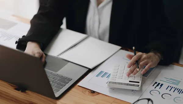 Raadpleeg Financieel Concept Zakenvrouw Wijzen Rekenmachine Het Gebruik Van Laptop — Stockfoto