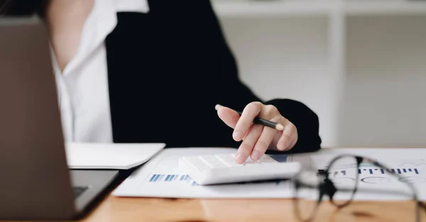 Consultar Concepto Financiero Mujer Negocios Apuntando Calculadora Uso Ordenador Portátil — Foto de Stock