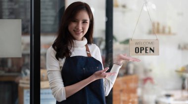 Startup 'un portresi kahve dükkanındaki başarılı küçük işletme sahibi. Yakışıklı kadın kafe sahibi. KOBİ girişimci satıcı iş konsepti