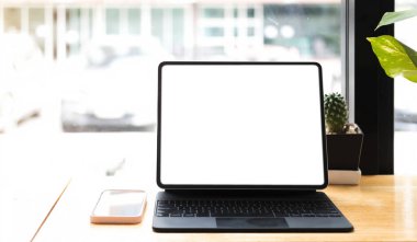 Modern ofis içerisinde boş ekran dizüstü bilgisayar ve poster çalışma alanı arkaplanı