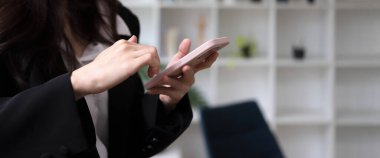 Kapat kız ekranı işaret ediyor akıllı telefon bulanık arka plan metin mobili, sim sokak maketi, içerik yaşam stili