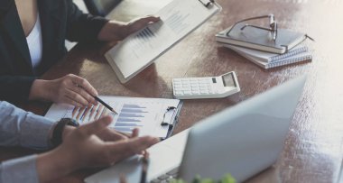 İş kadını ve ortağı şirket, vergi, muhasebe, istatistik ve analitik araştırma, grup desteği ve toplantı konularını tartışıyor