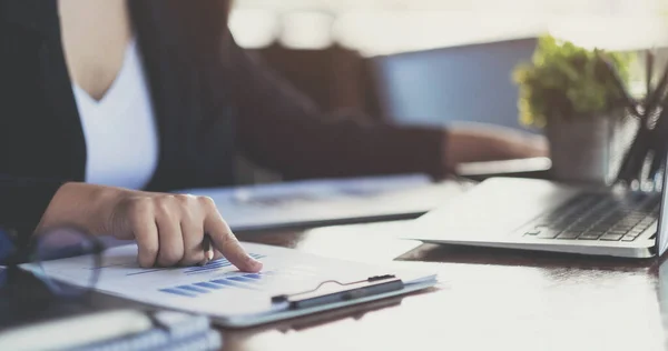 Zakelijke Vrouw Met Behulp Van Rekenmachine Voor Doe Wiskunde Financiën — Stockfoto