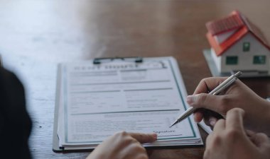 Emlak komisyoncusu ya da sigorta acentesi ev modelleri ve emlak satış sözleşmeleri, ipotek kredisi onaylı ev kredisi ve sigorta konseptiyle çalışır.