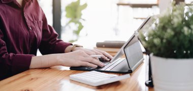 Matematik finansmanı için hesap makinesi ve dizüstü bilgisayar kullanan iş kadını ofis ve iş geçmişi, vergi, muhasebe, istatistik ve analitik araştırma konsepti