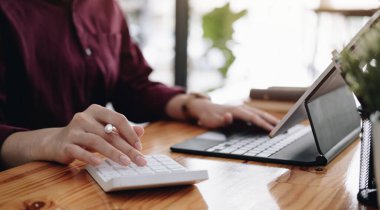 Matematik finansmanı için hesap makinesi ve dizüstü bilgisayar kullanan iş kadını ofis ve iş geçmişi, vergi, muhasebe, istatistik ve analitik araştırma konsepti