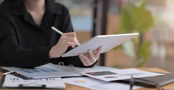 Zakenvrouw Werkt Met Een Stylus Pen Een Digitale Tablet Met — Stockfoto