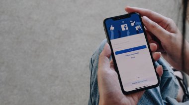 CHIANG MAI, THAILAND - 16 JUL 2021: Facebook sosyal medya uygulaması logosu giriş, mobil uygulama kayıt sayfası iPhone X (10) kişisel olarak e-ticaret alışveriş otobüsleri üzerinde çalışıyor