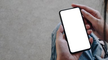 Kadın elini kapat. Beyaz ekranlı akıllı telefon kullan.