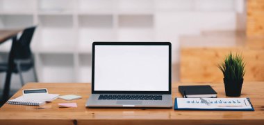 Modern ofis içerisinde boş ekran dizüstü bilgisayar ve poster çalışma alanı arkaplanı