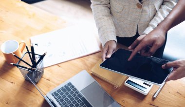 Fon yöneticileri takım danışmanlığı ve dijital tablet üzerinden yatırım borsası analizi hakkında tartışmalar