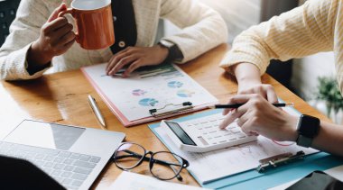 Piyasadaki durumu tartışmak için iş adamlarıyla toplantım var. İş Finansal Konsepti