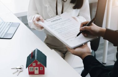 Emlakçı ve müşteri sözleşmesi olan ev modeli kontaminasyon yaptıktan sonra ev ve el sıkışma satın alacak.