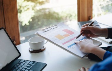 Piyasadaki durumu tartışmak için iş adamlarıyla toplantım var. İş Finansal Konsepti