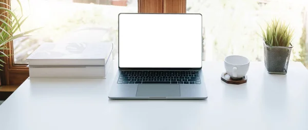 Digitális Tabletta Fehér Üres Képernyővel Asztalon Munkaterület Modern Irodai Koncepcióban — Stock Fotó