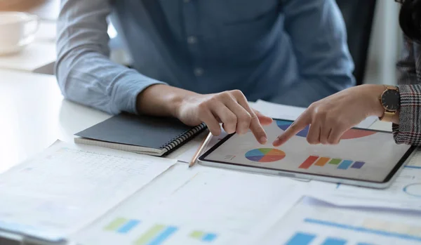 Groep Zakenmensen Brainstormen Analyseren Plannen Samen Werken Bijeenkomst — Stockfoto