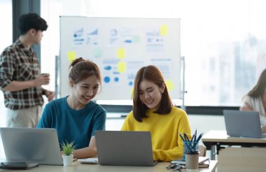 İş dünyasından Asyalıların yeni bir proje üzerinde çalışma zamanı. Fikir sunumu, planları analiz etmek. İş görüşmeleri