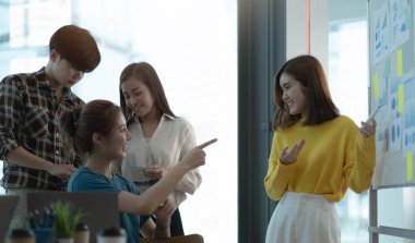 Patron, toplantıda takım çalışanını dinler. Personel, toplantı salonunun müdürüne görüşlerini bildirdi. Çalışan lidere sormak için elini kaldırdı.