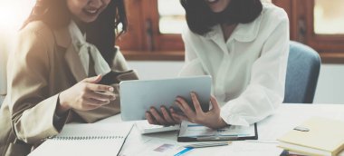 Dijital tablet ve yönetimle çalışan bir grup iş danışmanı büyük veriler elde ediyor ve şirketin mali belgelerini analiz ediyor