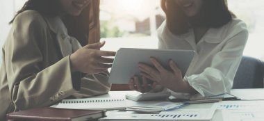 Dijital tablet ve yönetimle çalışan bir grup bilişim danışmanı büyük veriler elde ediyor ve şirketin mali belgelerini analiz ediyor