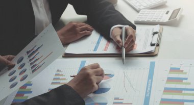 İş dünyası modern dizüstü bilgisayarla gelir tablolarını ve grafiklerini analiz ediyor. Kapat. İş analizi ve strateji kavramı