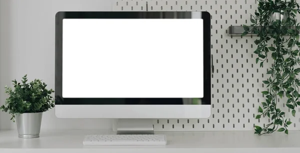 Макет Пустого Экрана Ноутбука Столе Рабочее Пространство Ноутбуком Офисными Принадлежностями — стоковое фото