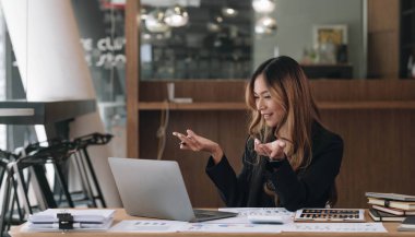 Video sunumları konferansı genç Asyalı iş kadını sunumları ofisteki video çağrısını kullanarak yapıyor