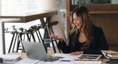 Video sunumları konferansı genç Asyalı iş kadını sunumları ofisteki video çağrısını kullanarak yapıyor