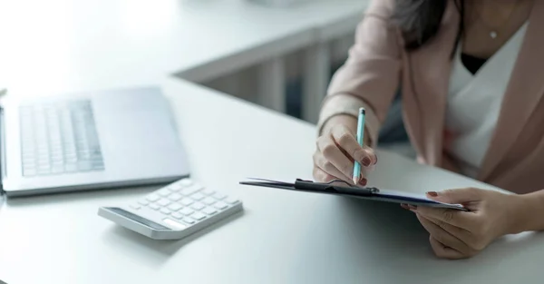Close Gewas Business Vrouwen Schudden Handen Pen Het Document Hand — Stockfoto