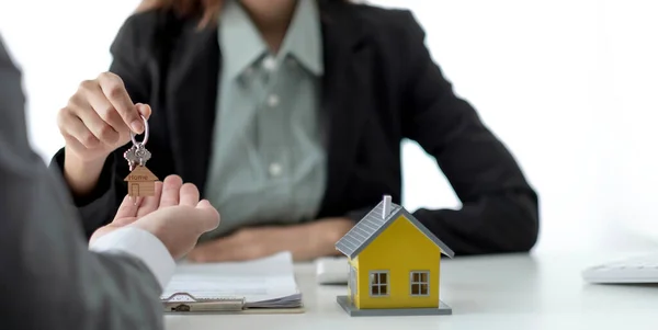 Närbild Hand Hem Lägenhet Agent Eller Fastighetsmäklare Höll Nyckeln Till — Stockfoto