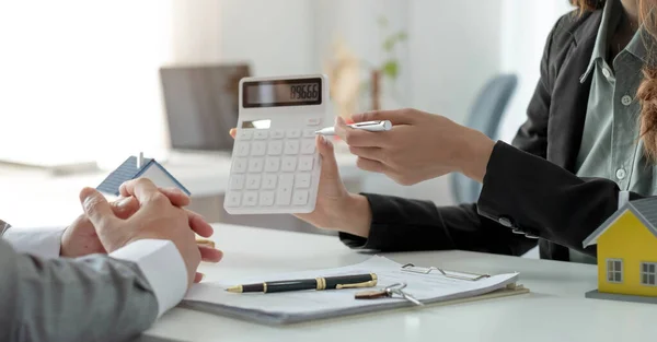 Real Estate Agent Talked Terms Home Purchase Agreement Asked Customer — Stock Photo, Image