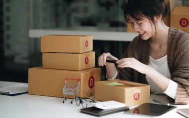 Başlangıçta küçük işletme KOBİ 'si, akıllı telefon veya tablet kullanan girişimci sahibi paket ürün kutusu hazırlamak için çevrimiçi alışveriş siparişini alır ve kontrol eder. Çevrimiçi fikirler satılıyor