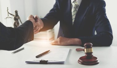 İyi bir iş birliğinden sonra el sıkışma, erkek avukat ve işadamı arasındaki danışma, vergi ve emlak konsepti şirketi