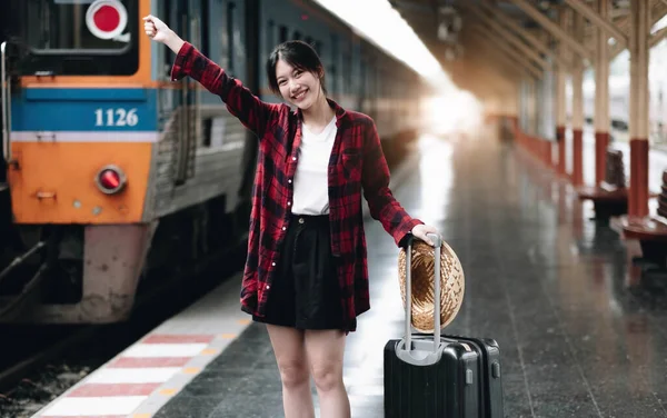 Young Traveler Woman Looking Friend Planning Trip Train Station Summer — Stock fotografie