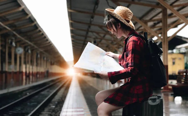 Jovem Mulher Viajante Olhando Para Mapas Viagem Planejamento Estação Ferroviária — Fotografia de Stock