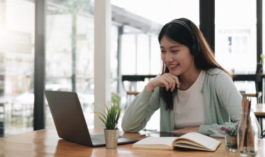 E-öğrenme, çevrimiçi, eğitim ve internet sosyal mesafesi COVID-19 virüs kavramından korunuyor. Evde bilgisayar öğretmeniyle Asyalı kadın video konferansı e-öğrenimi